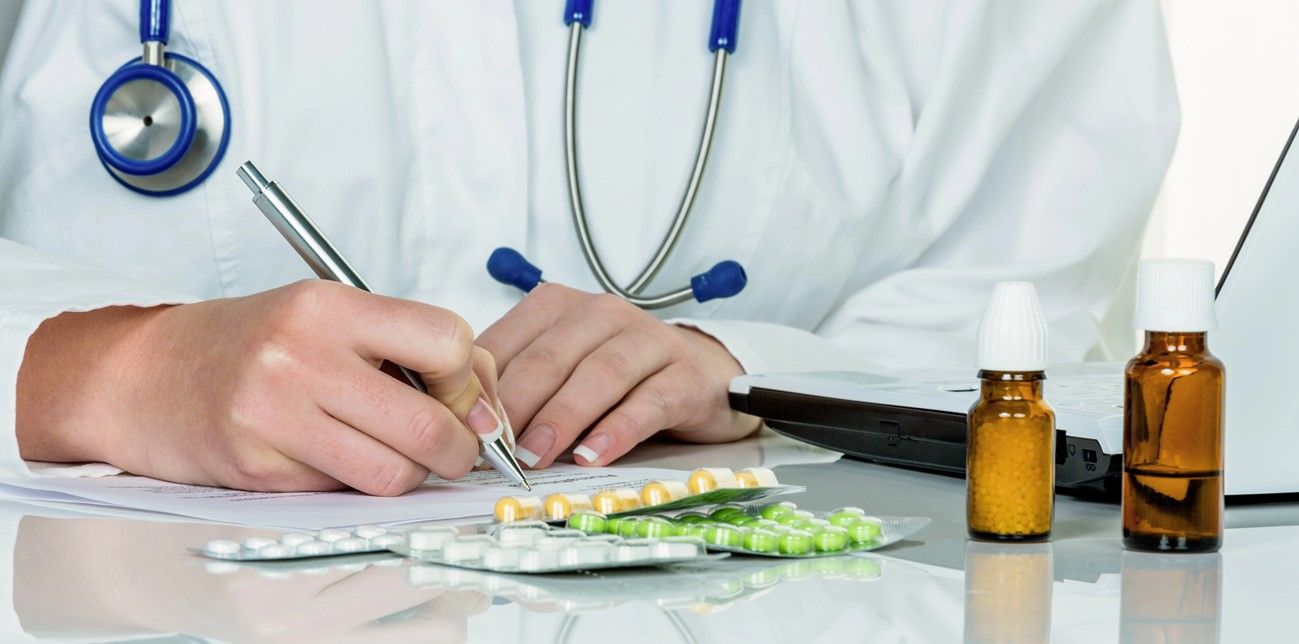 Une médecin prescrit un médicament