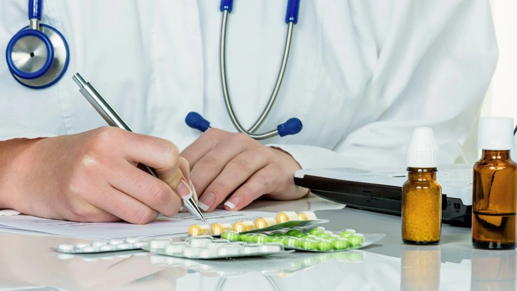 Une médecin prescrit un médicament